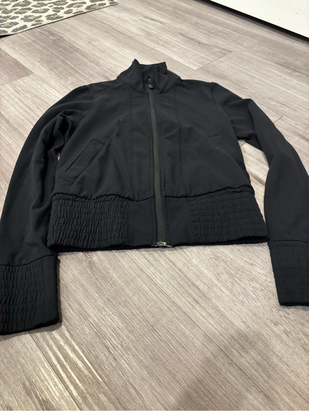 Lululemon Vintage Black Full Zip Cropped Jacket Size 4 Smocked Waist Cuffs - Picture 2 of 4